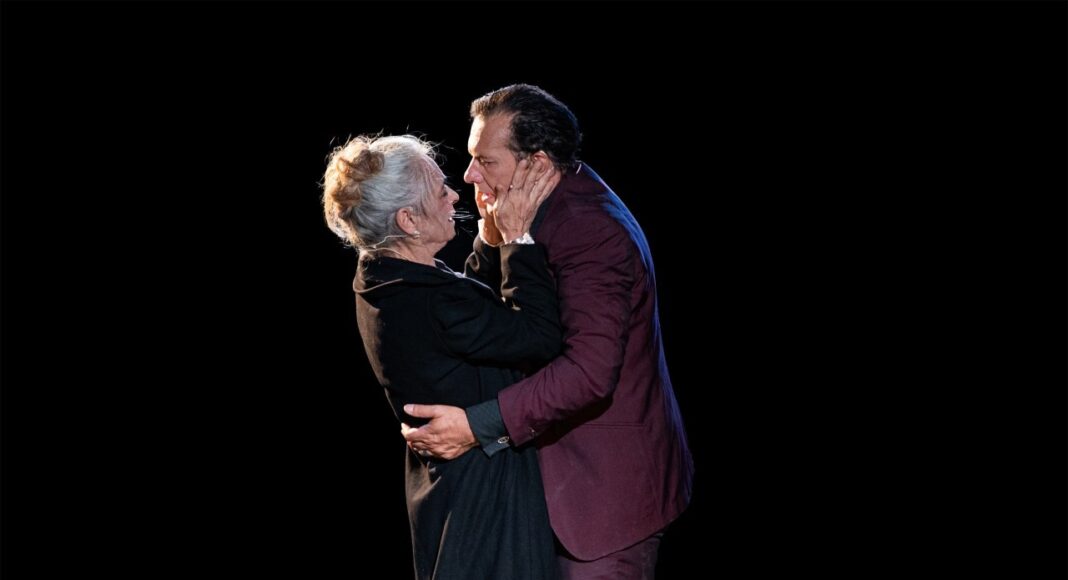 kiss-total-black-background-1