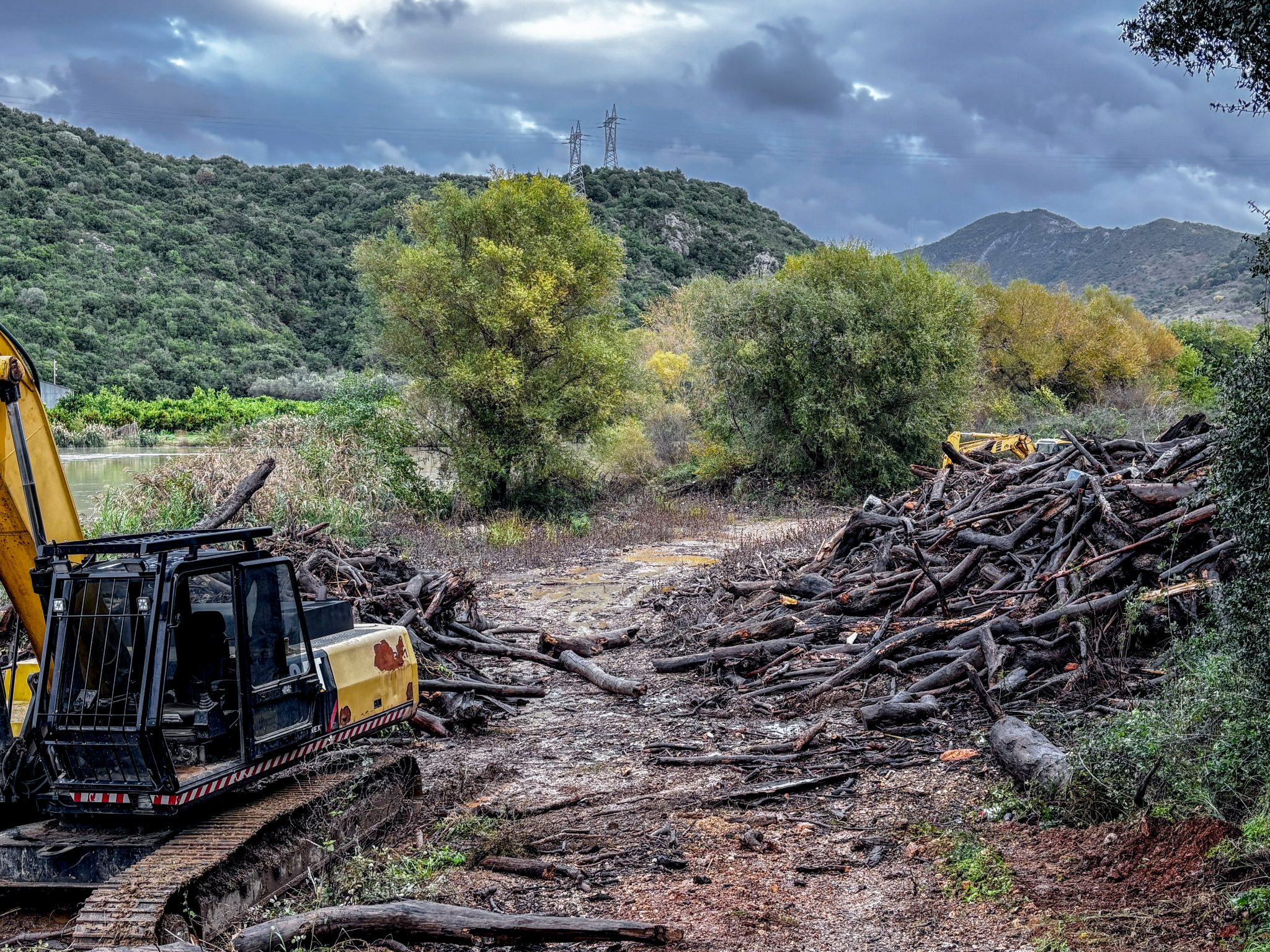 Η κακοκαιρία σαρώνει τη Δυτική Ελλάδα: Πλημμύρες, κατολισθήσεις, απεγκλωβισμοί και «112»