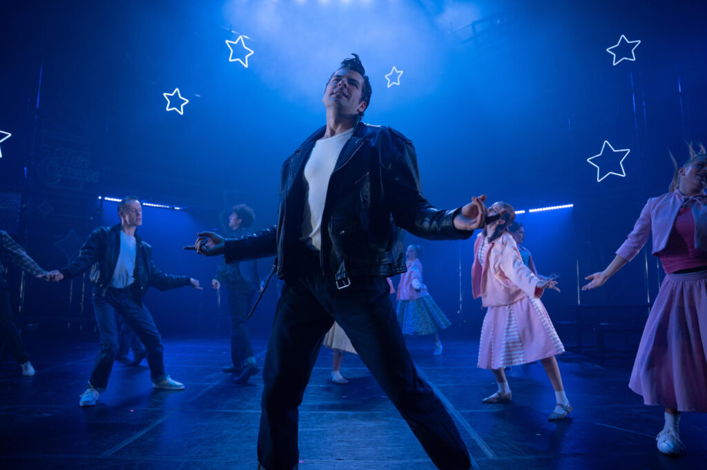 Φινάλε του Grease The Musical με τη σκηνή να μετατρέπεται σε dance floor