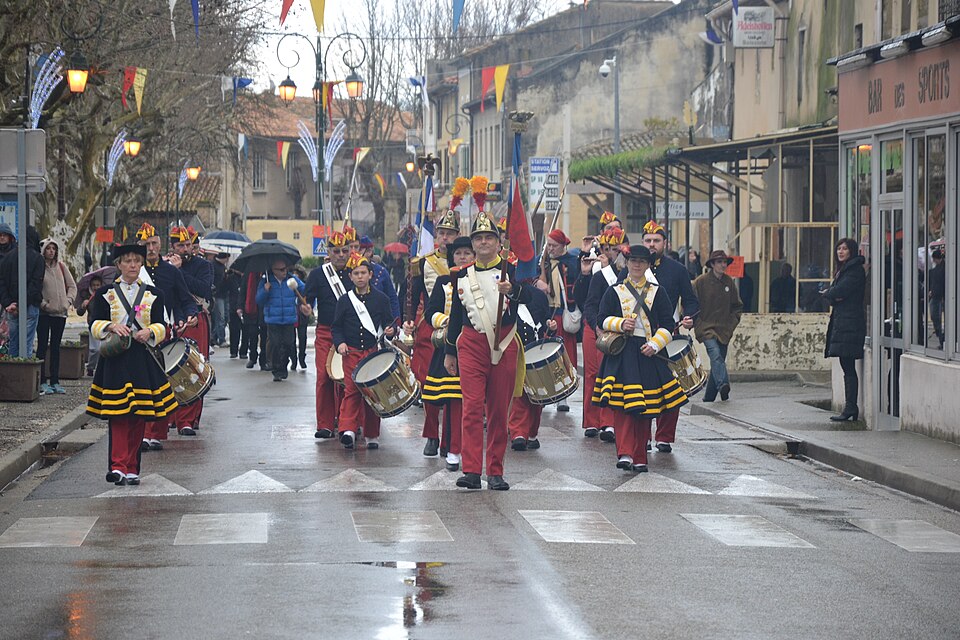 La Fête du Baiser στη Γαλλία – συμμετέχοντες ντυμένοι με ιστορικές στολές φιλιούνται στους δρόμους του Roquemaure για τον Άγιο Βαλεντίνο