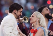 Bad Bunny: «Τα έδωσε όλα» ο Λατίνος superstar στον τελικό του Super Bowl – Τα πολιτικά μηνύματα και οι guest εμφανίσεις της Lady Gaga και του Ricky Martin