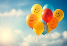 Τι σε κάνει ευτυχισμένο τελικά; Χαρούμενος άνθρωπος αγκαλιάζει τον κόσμο με πολύχρωμα μπαλόνια στον ουρανό – ευτυχία και χαρά