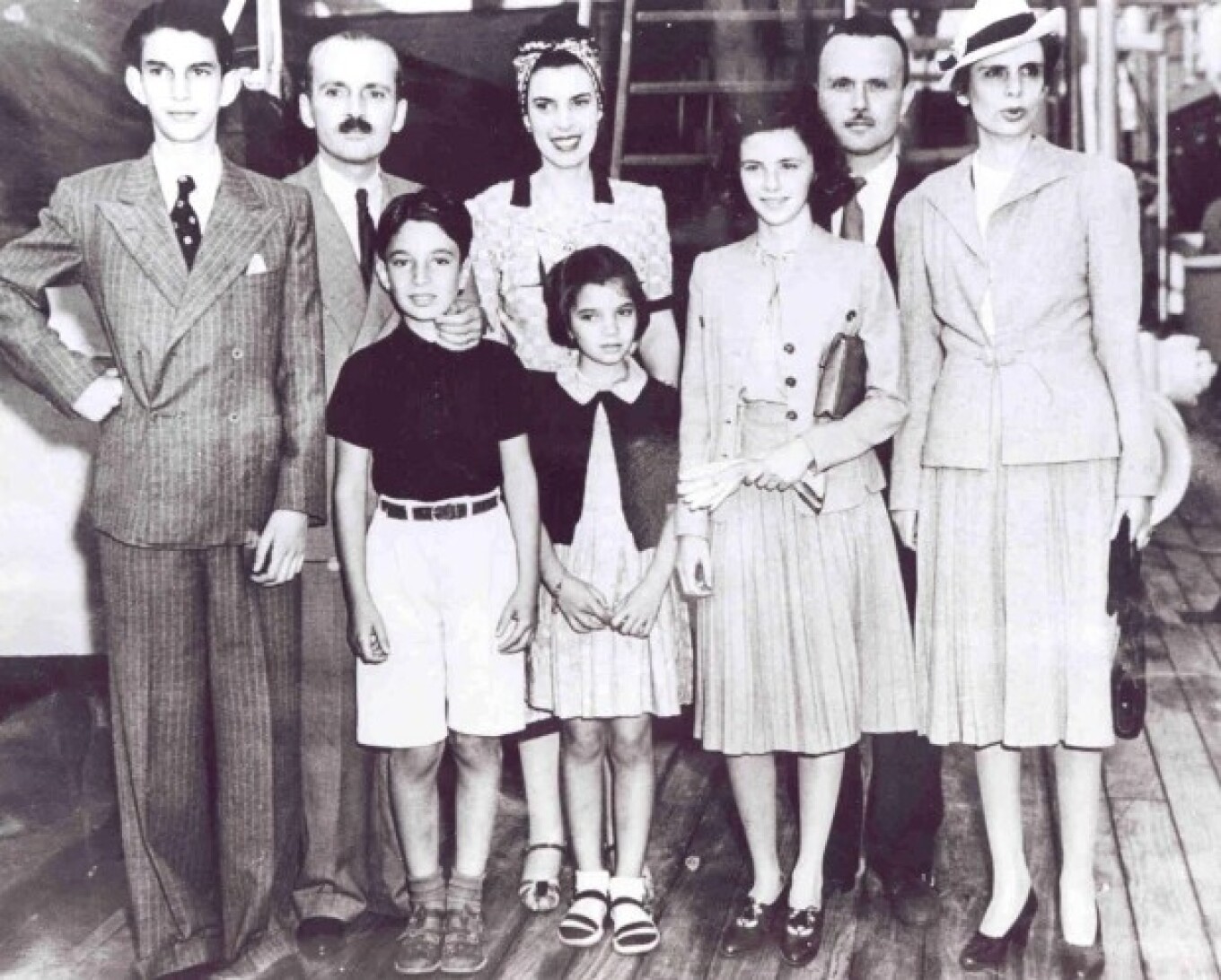 Οι γιοι του Βενιζέλου, Κυριάκος και Σοφοκλής, με τις οικογένειές τους, αριστερά ο νεαρός Ελευθέριος