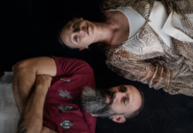 «Πρόσωπα στην Άμμο»: Μια σκηνική σύνθεση για όσα μένουν, και όσα σβήνουν