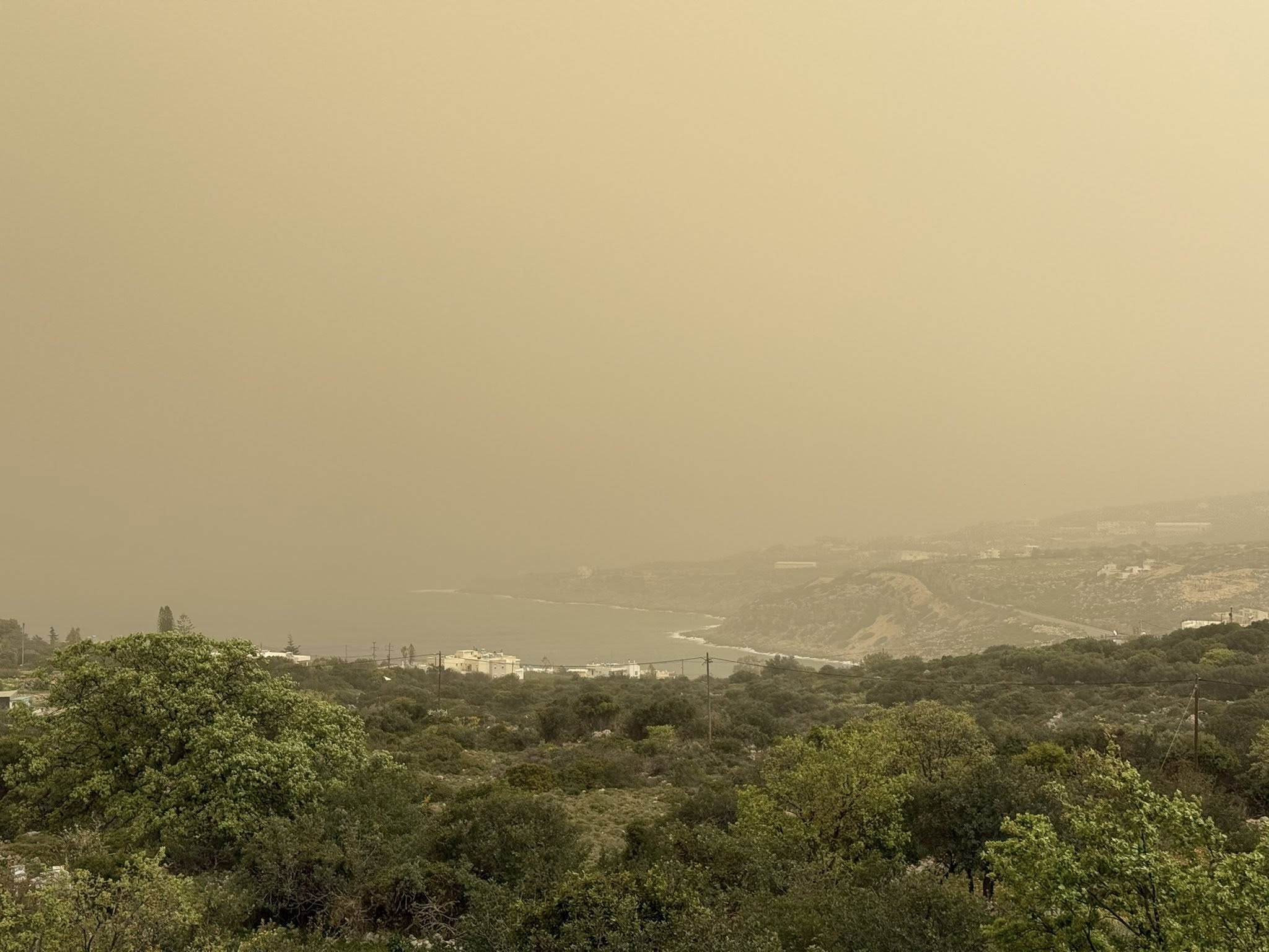 Απόκοσμες εικόνες στην Κρήτη: Γιατί ο ουρανός βάφτηκε πορτοκαλί